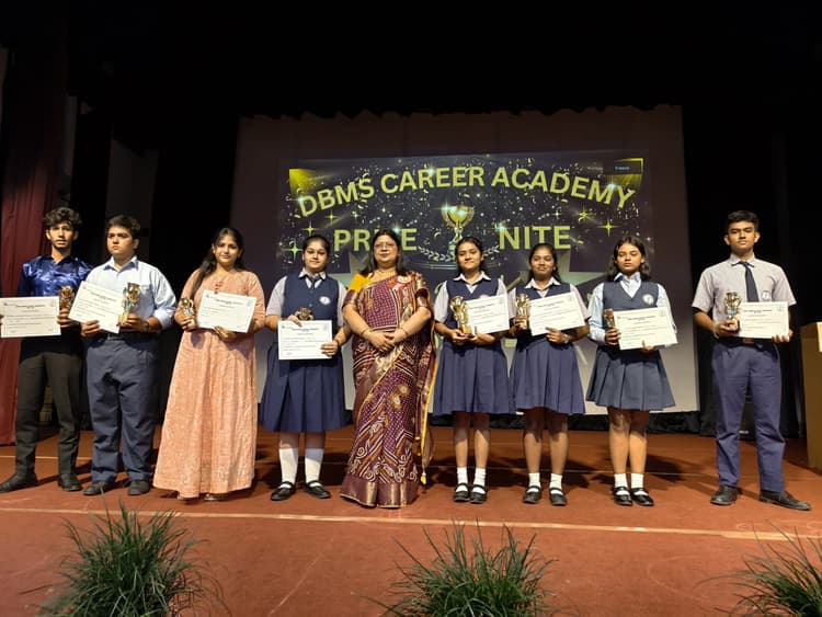 Jamshedpur News : डीबीएमएस करियर एकेडमी के मेधावी बच्चों को मिला पुरस्कार