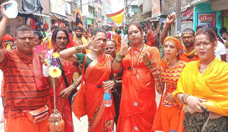 Bhagalpur news नेपाल से आये किन्नरों ने उठाया गंगाजल, पैदल गये देवघर