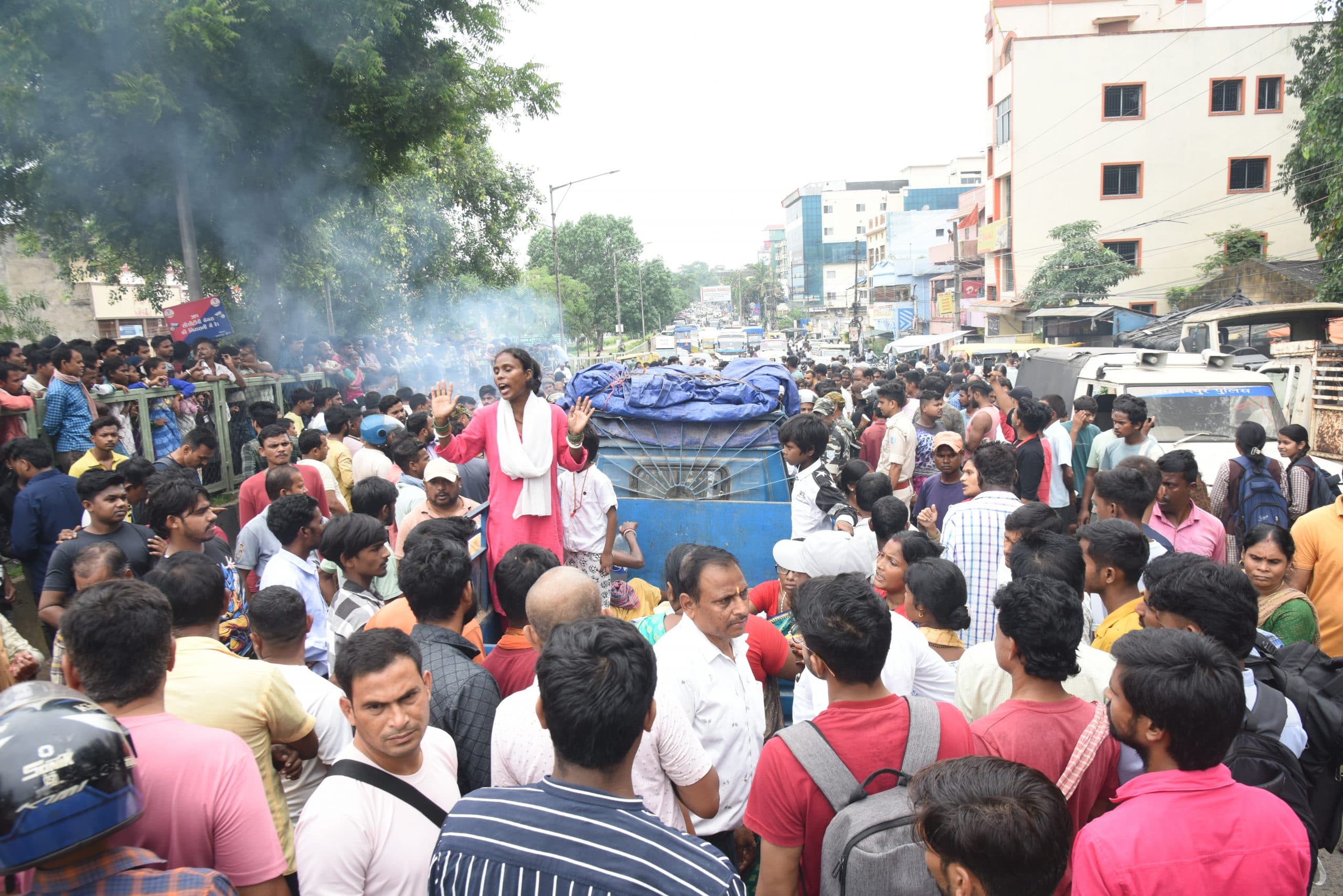 Jamshedpur News : उलीडीह : सिदगोड़ा सूर्य मंदिर जाने की बात कह कर निकला युवक, बस्ती के ही एक छत पर मिला शव, हंगामा