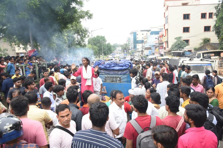 Jamshedpur News : उलीडीह : सिदगोड़ा सूर्य मंदिर जाने की बात कह कर निकला युवक, बस्ती के ही एक छत पर मिला शव, हंगामा