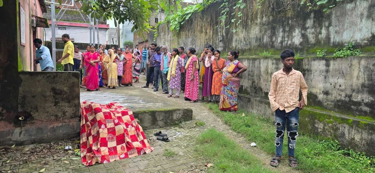 Jamshedpur News : परसुडीह : आंगनबाड़ी परिसर में मिला युवक का शव, पिता ने कही ये बात