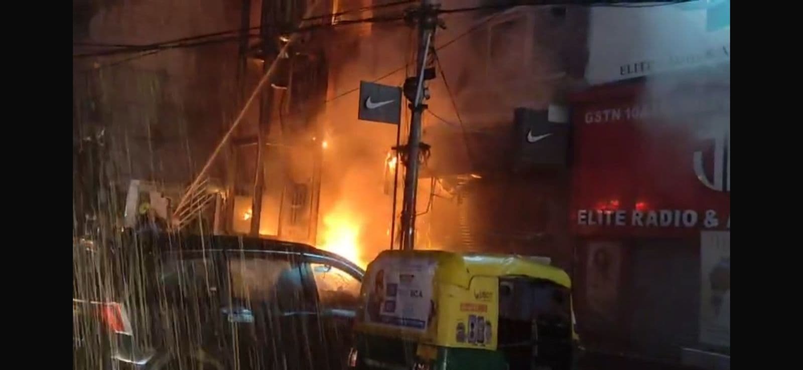 Patna News : शॉर्ट सर्किट से होटल मेफेयर में लगी भीषण आग, तीन लोग खिड़की तोड़ कूदे, हालत गंभीर