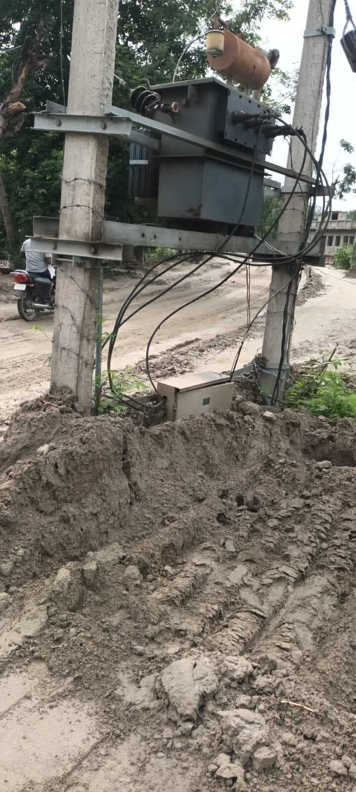 Saran News : चौड़ीकरण कार्य से ट्रांसफार्मर का पैनल मिट्टी में दबा, विद्युत आपूर्ति बाधित होने की आशंका