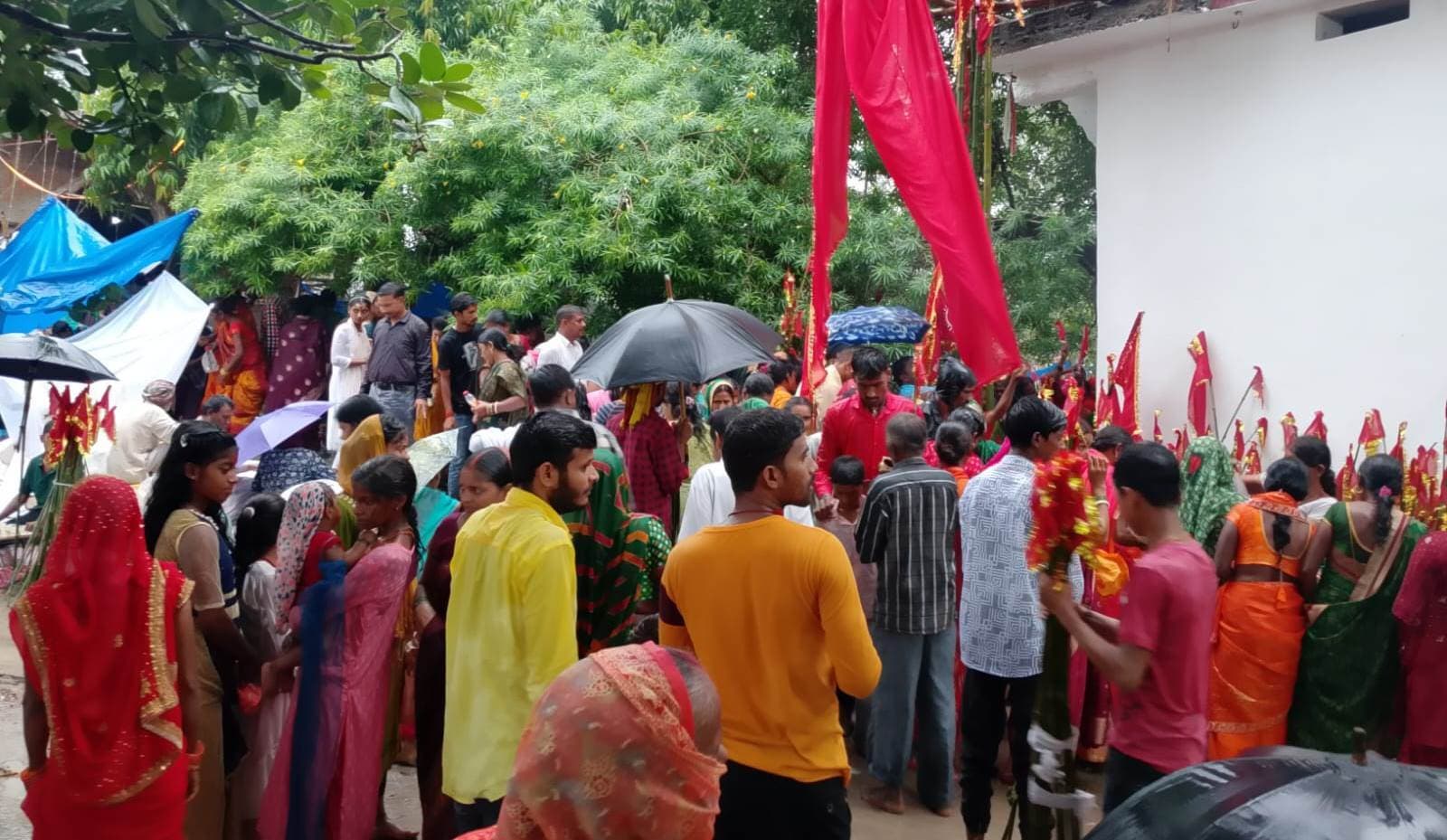 दूध-लावा चढ़ाकर श्रद्धालुओं ने की सुख-समृद्धि की कामना