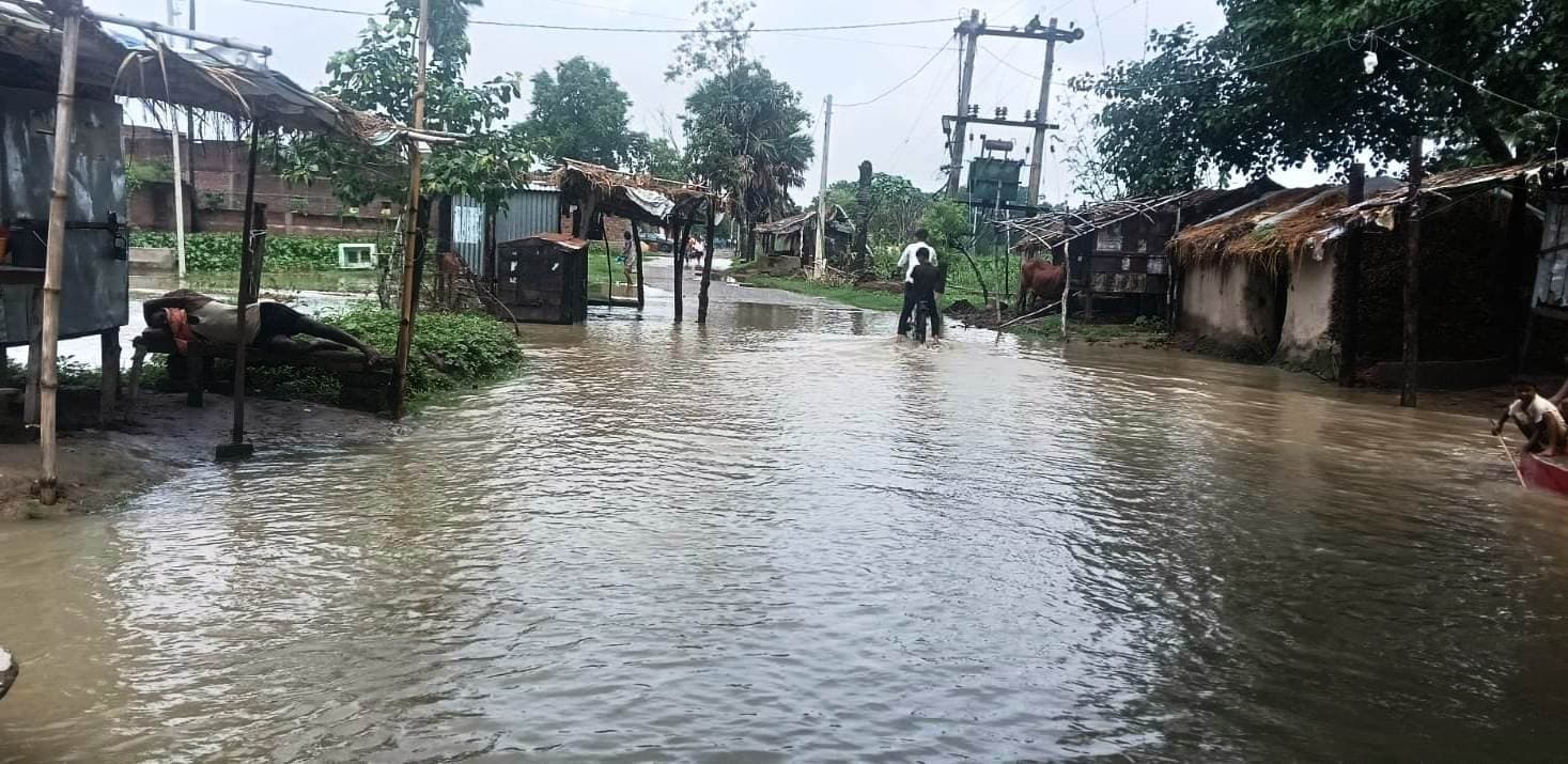 लगातार बारिश से जलमग्न हुआ भरूब गांव, आवागमन बाधित