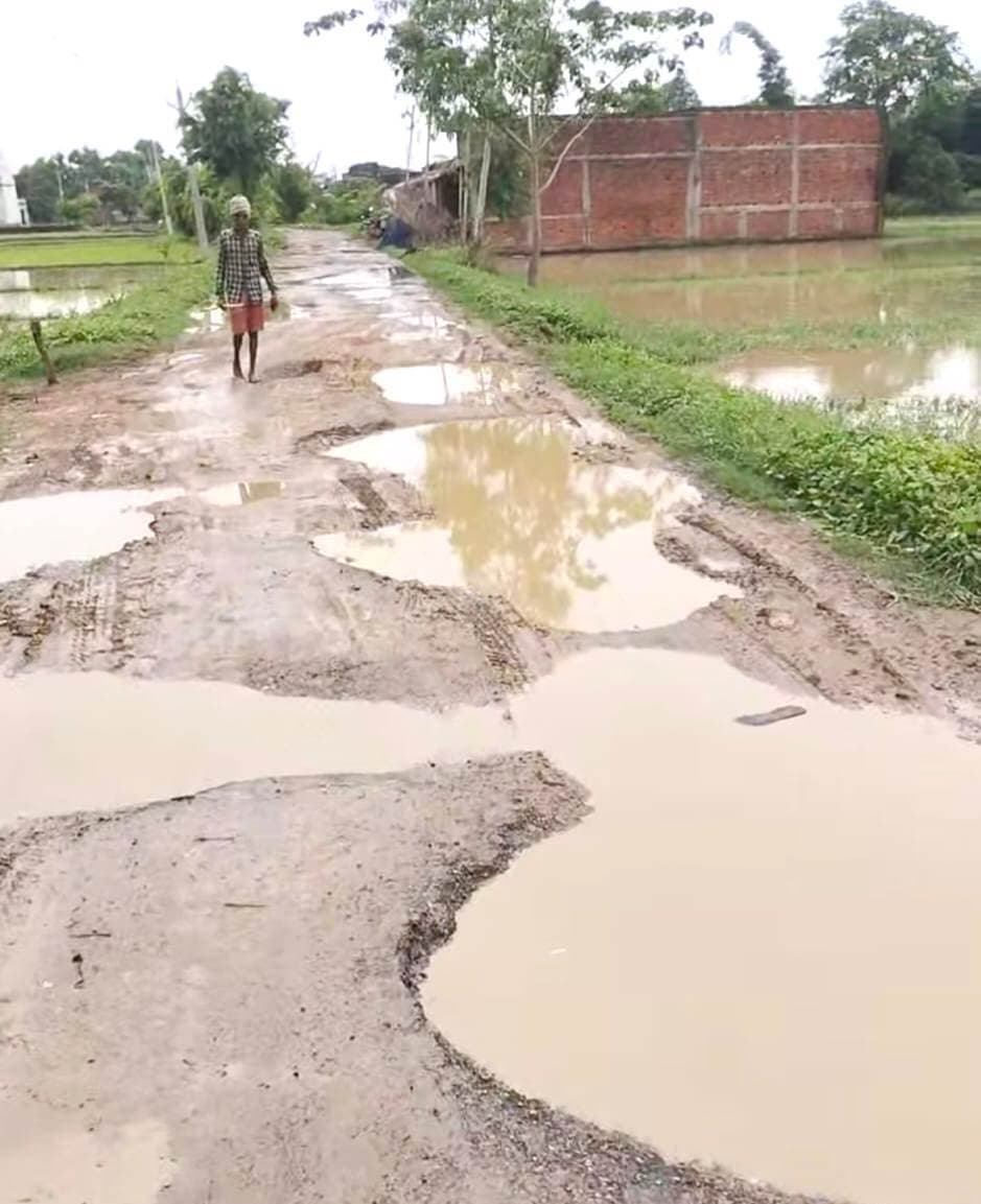 अरंडा-खुदवां पथ जर्जर, मरम्मति की राशि उपलब्ध, कार्य शुरू नहीं