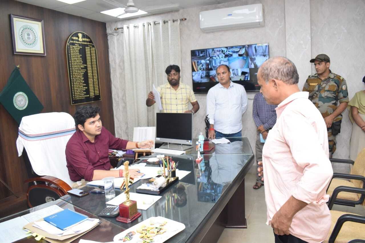 लोगों की समस्याओं के हल के लिए लगा जनता दरबार