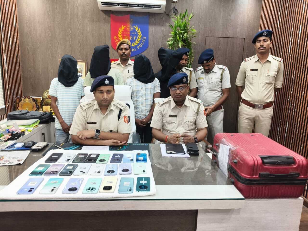 495 बोतल प्रतिबंधित कफ सिरप बरामद, तीन गिरफ्तार