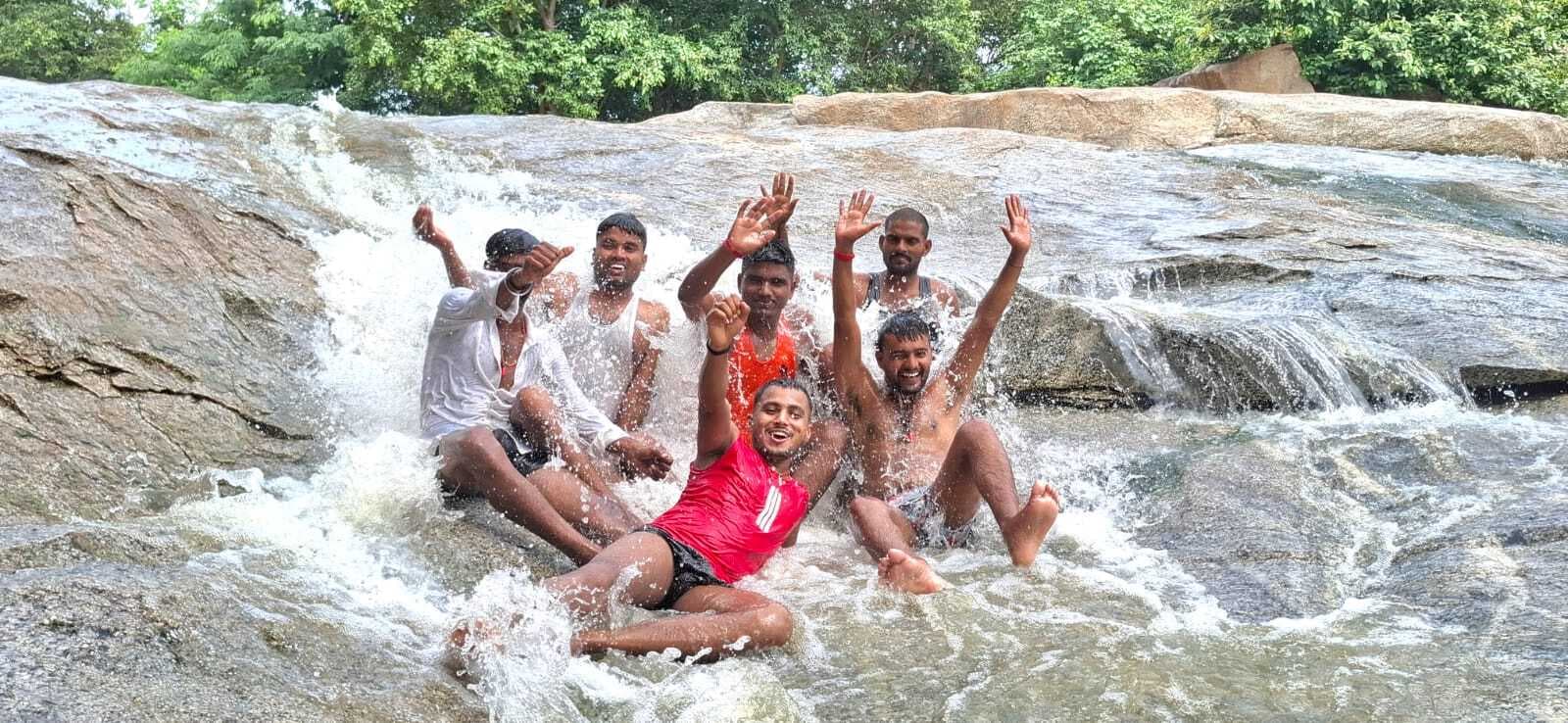 सैलानियों को आकर्षित कर रहा मड़वा दह झरना