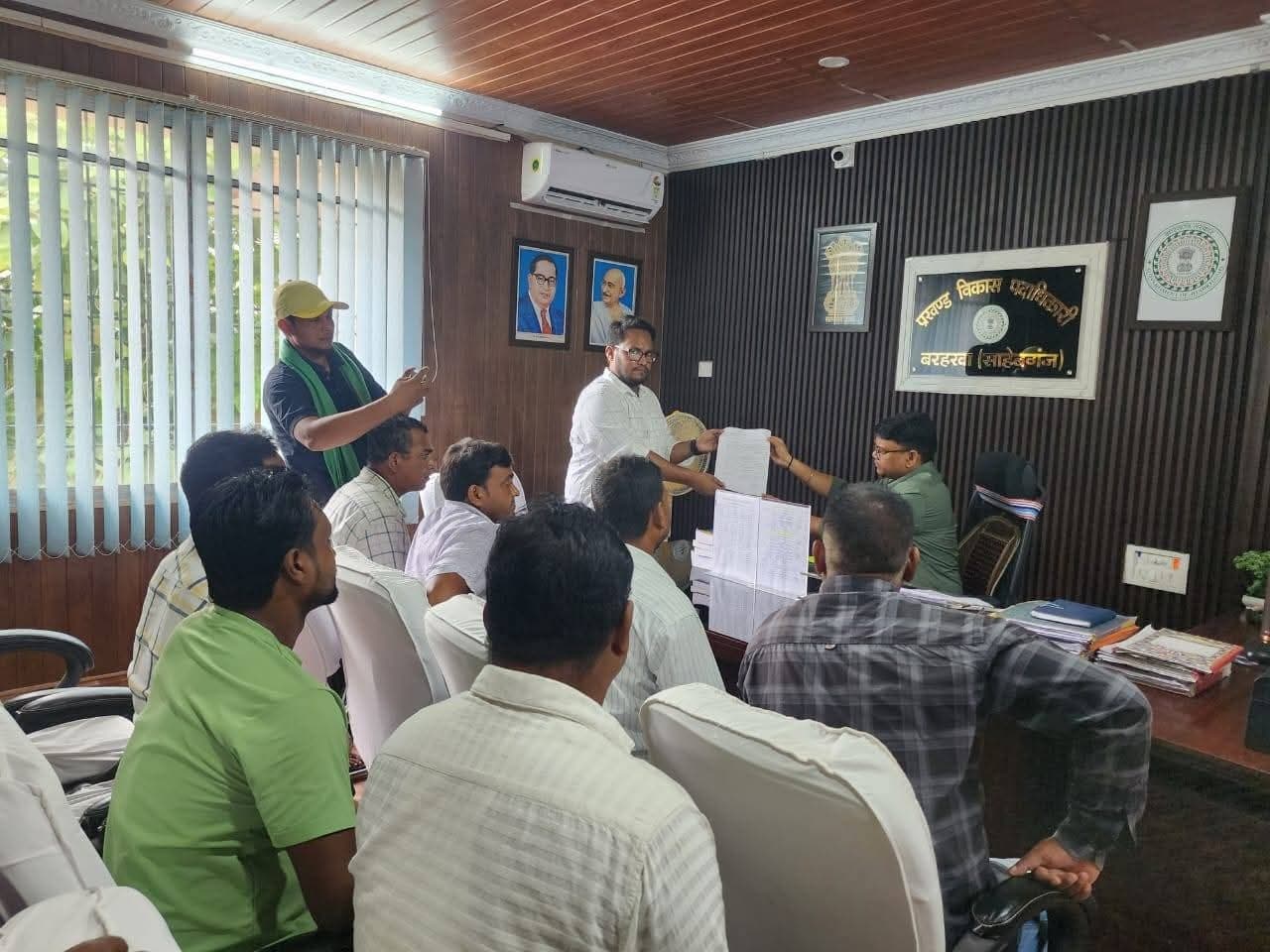 गुमानी नदी के बाढ़ से प्रभावित लोगों को मिले मदद, सौंपा ज्ञापन