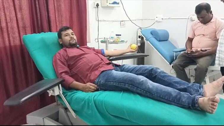 सामाजिक कार्यकर्ता ने मरीज के लिए किया रक्तदान