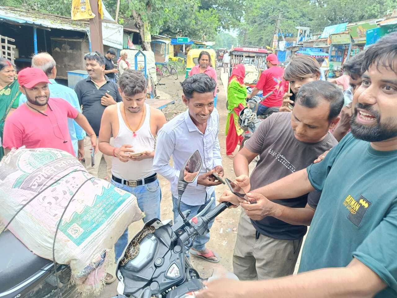 घर से आ रहे युवक की बाइक के वाइजर से निकला अजगर, मचा अफरातफरी