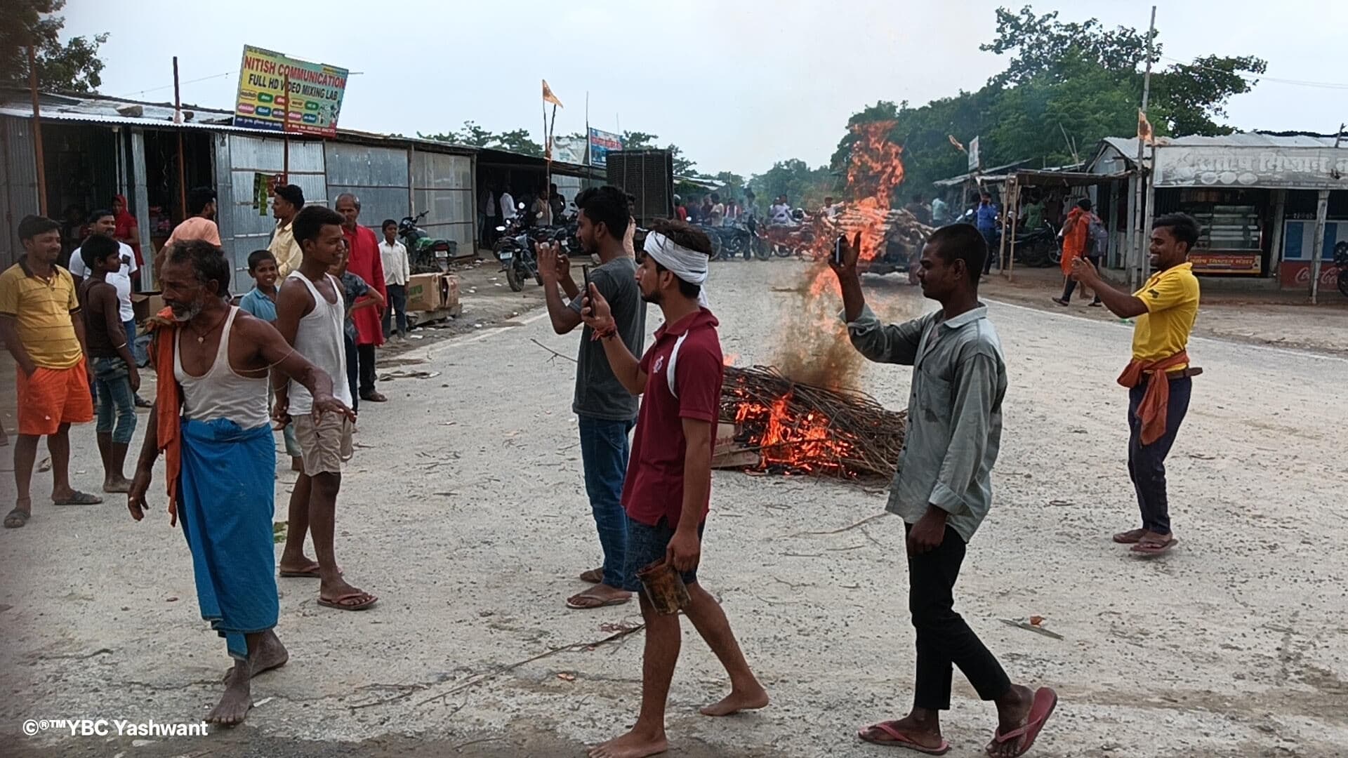 Samastipur News:बिजली, पानी व सड़क की समस्या को लेकर जगह-जगह किया सड़क जाम