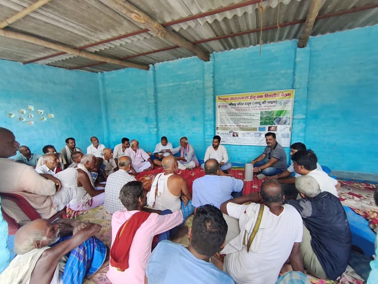 Motihari : किसानों को दी गयी फील्ड वाटर ट्यूब की जानकारी