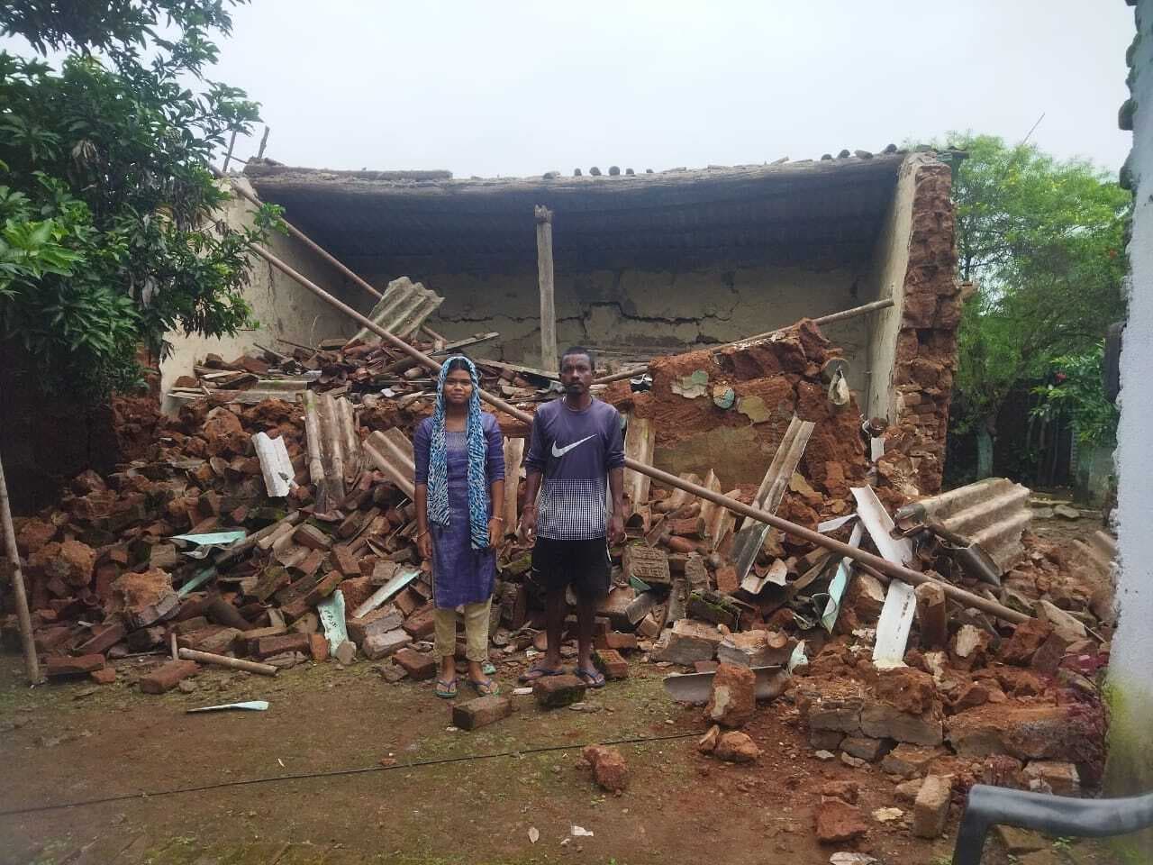 बारिश से घर गिरे, मुआवजा की मांग