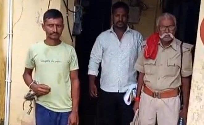 डीह पिपरिया व बसौना गांव से दो अभियुक्त गिरफ्तार