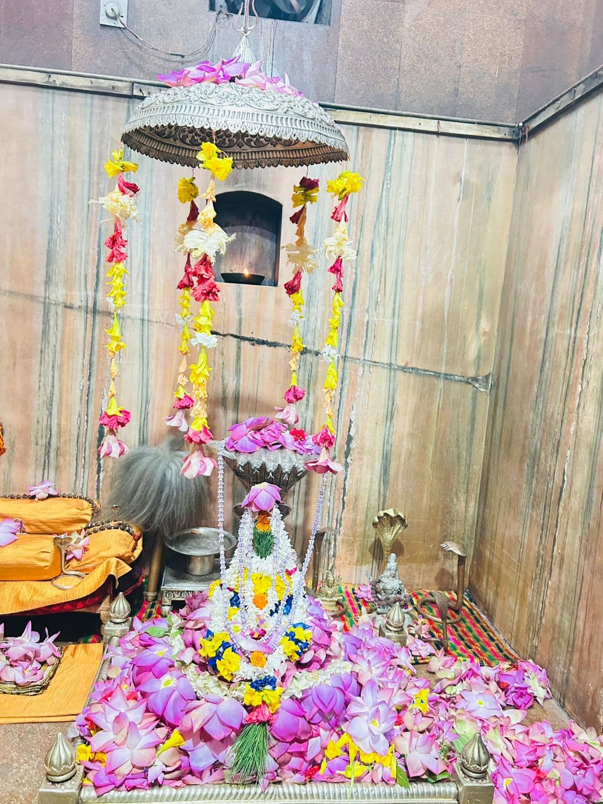 Motihari: नौ प्रकार के फूलों से बाबा सोमेश्वरनाथ का हुआ महाश्रृंगार