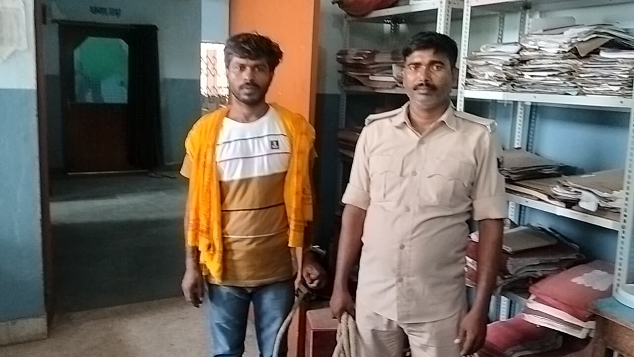 हत्यारोपित समेत दो गिरफ्तार