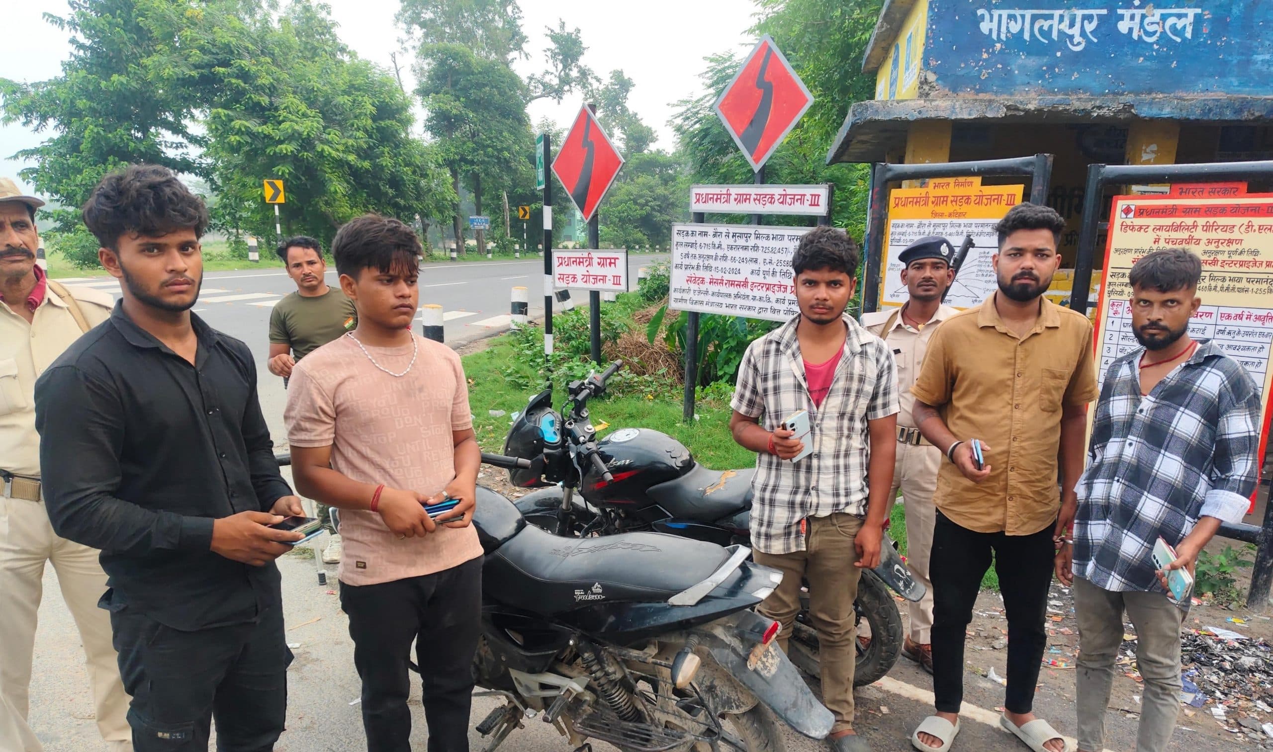 चोरी की बाइक व मोबाइल के साथ पांच युवक धराये