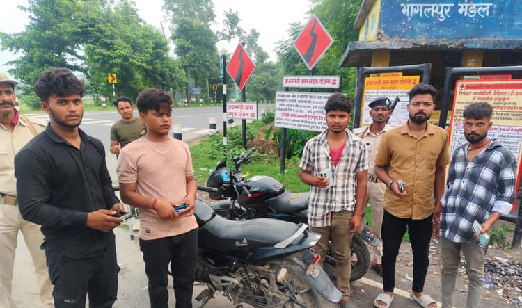 चोरी की बाइक व मोबाइल के साथ पांच युवक धराये