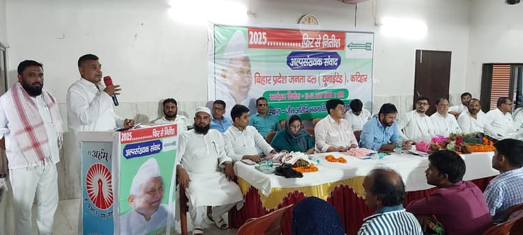 मुख्यमंत्री के किये गये विकास कार्यों को लोगों को घर-घर जाकर बतायें : नौशाद