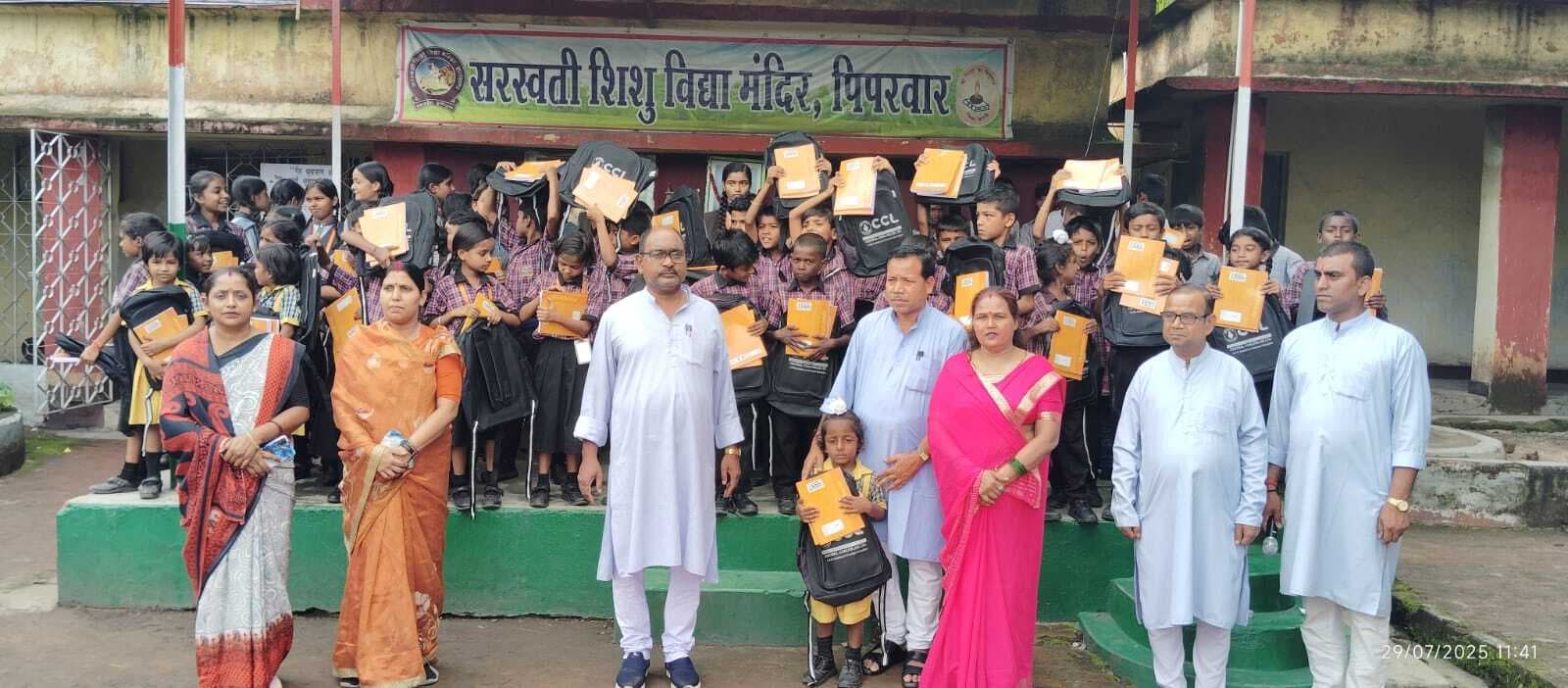 150 बच्चों को बैग व कॉपी मिली