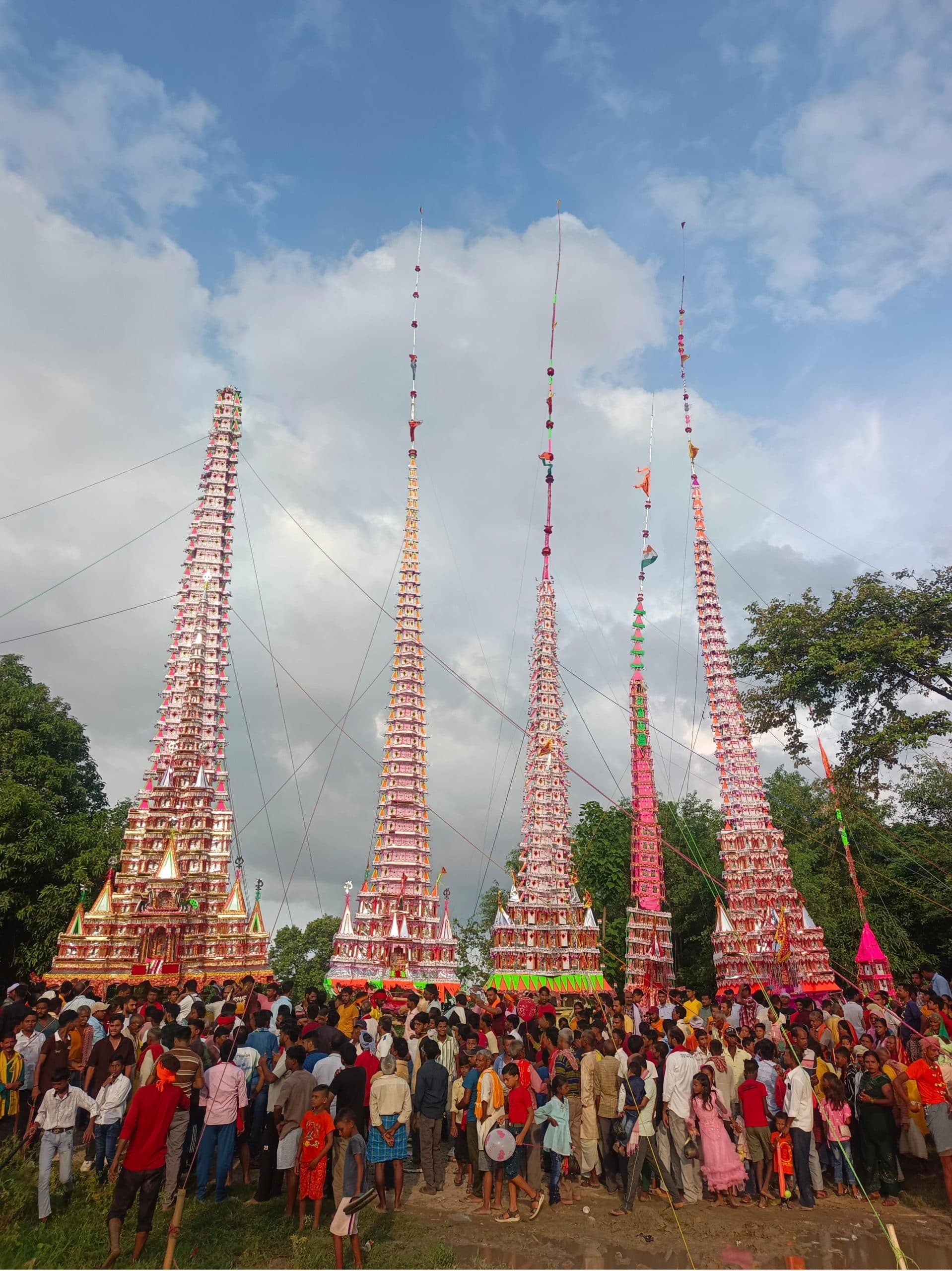 Motihari: महावीरी झंडा जुलूस में युवाओं ने दिखाए करतब