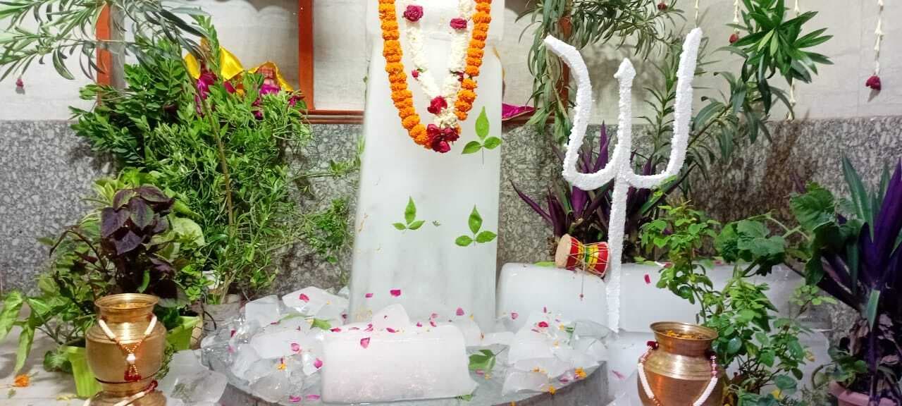 मीरगंज में प्राचीन शिव मंदिर में बाबा बर्फानी के रूप में सजाये गये महादेव
