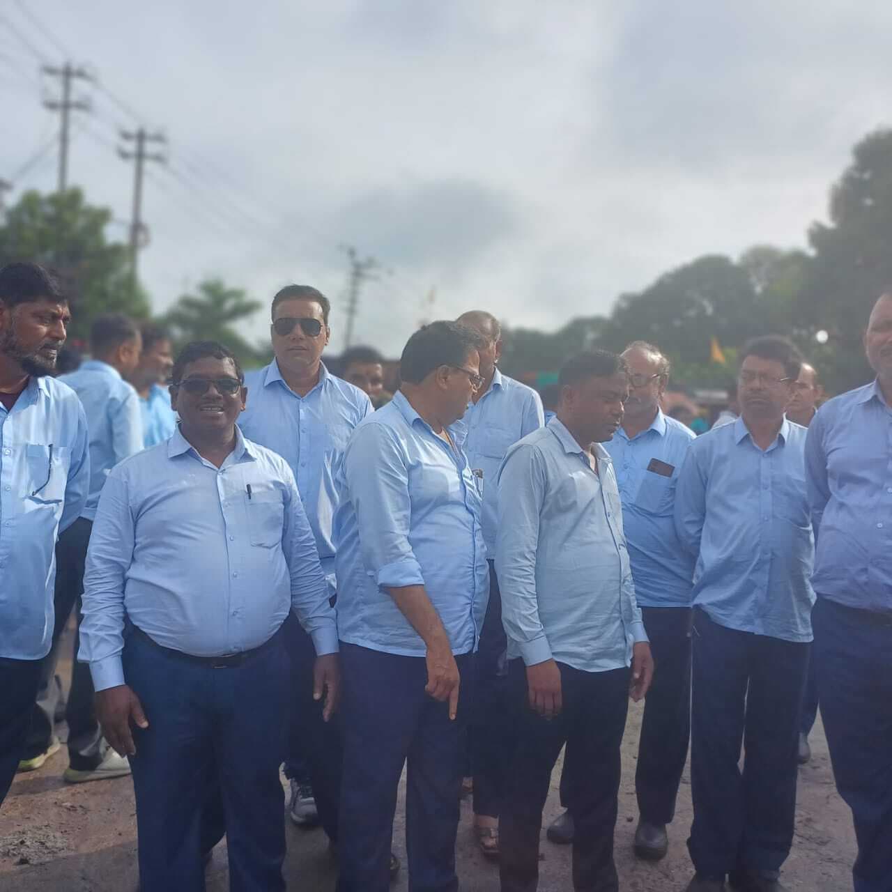 कोयला मजदूरों ने संडे देने व चितरा कोलियरी को बचाने की मांग को लेकर की गेट मीटिंग