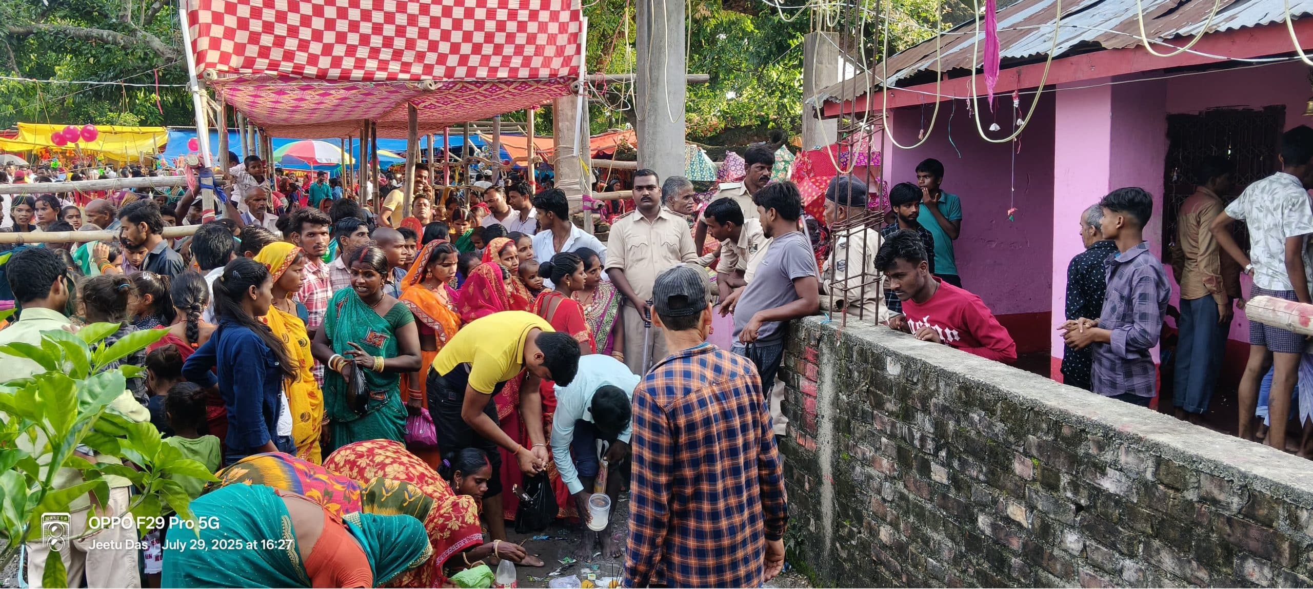 प्रसिद्ध बिषहरी स्थान में नाग पंचमी पर उमड़ी श्रद्धालुओं की भीड़