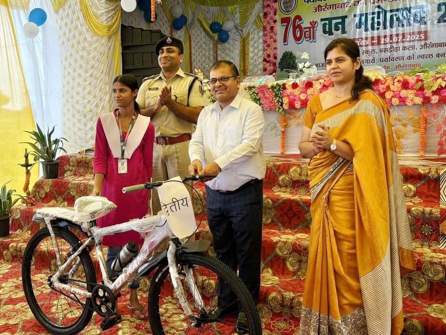 चित्रकला व निबंध प्रतियोगिता के अव्वल प्रतिभागियों को डीएम व एसपी ने दिया साइकिल