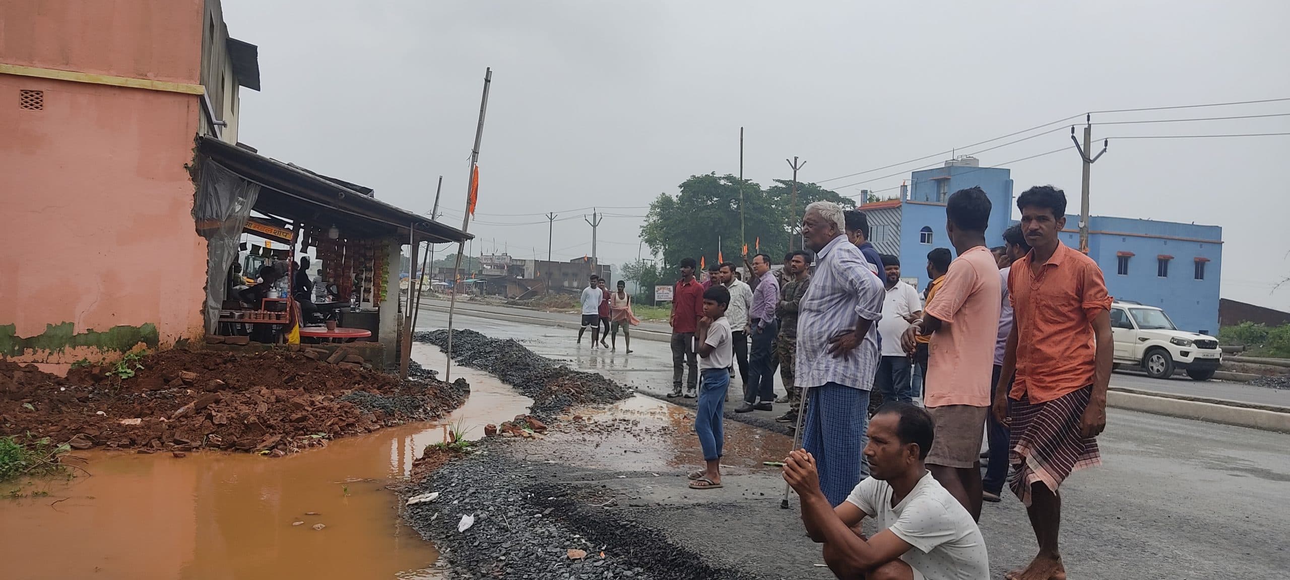 Dhanbad News : बारिश का पानी बड़बाद गांव के घरों में घुसा, प्रशासन ने करवायी निकासी