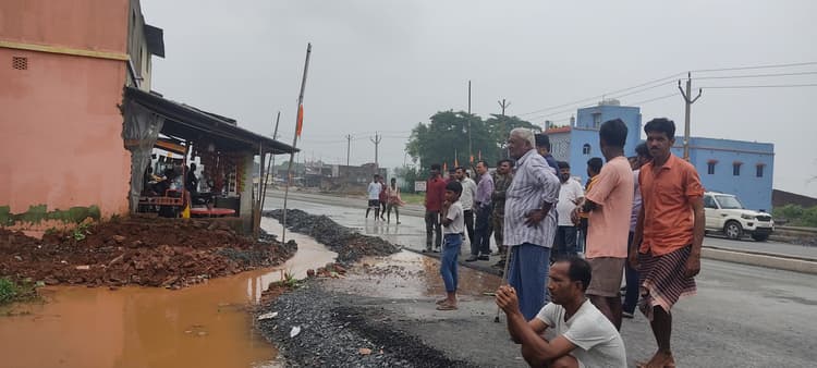 Dhanbad News : बारिश का पानी बड़बाद गांव के घरों में घुसा, प्रशासन ने करवायी निकासी