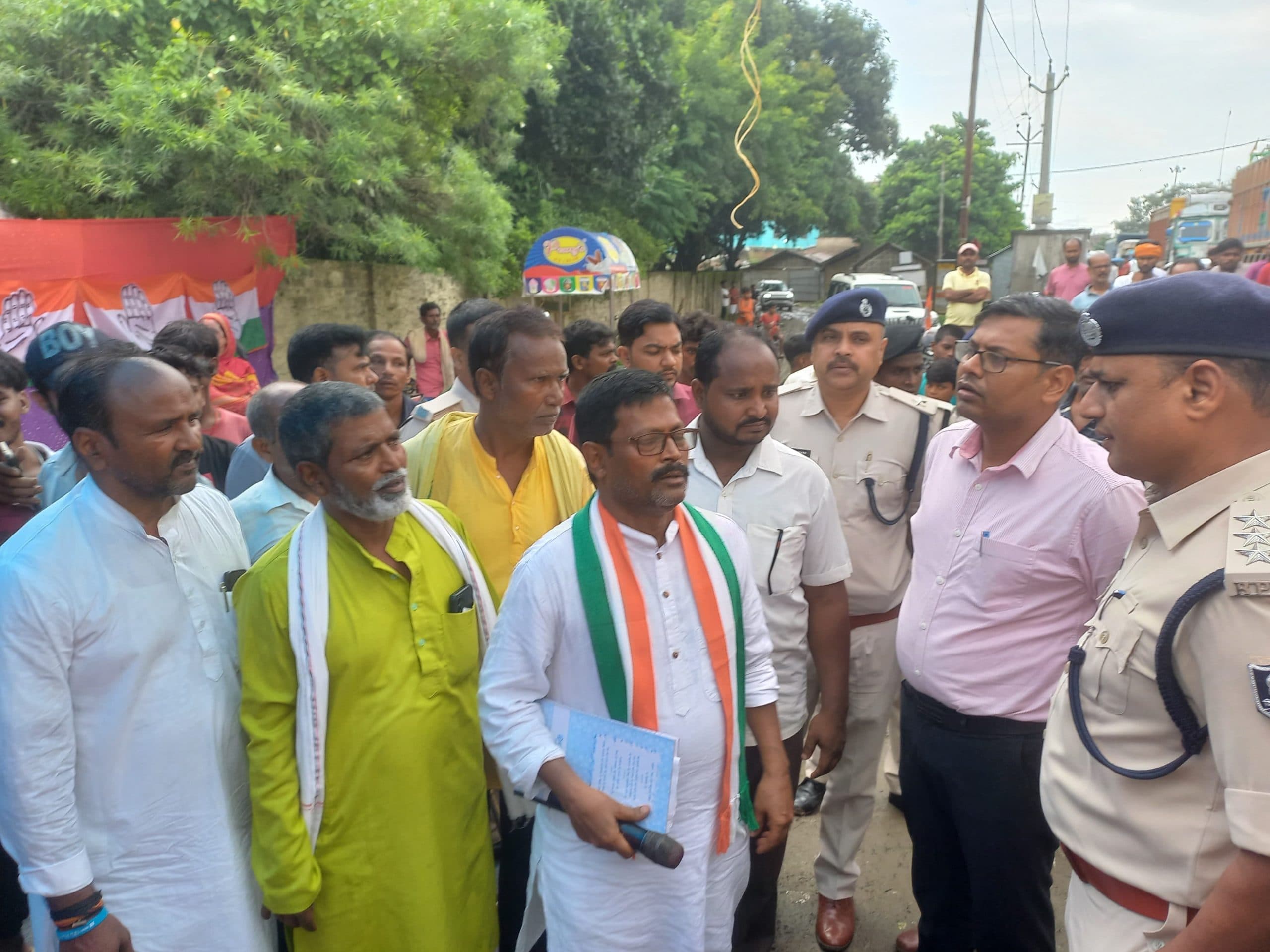 सड़क निर्माण की मांग को ले मनिहारी-कटिहार मुख्य सड़क किया जाम