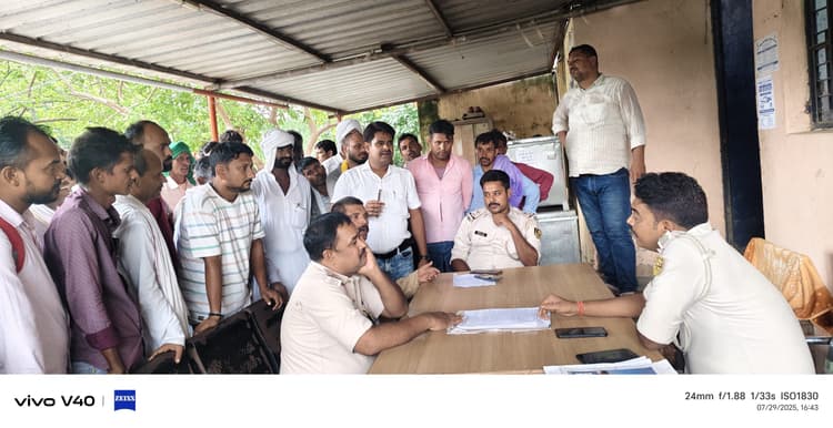 पशु चोरों को पकड़ ग्रामीणों पुलिस को सौंपा