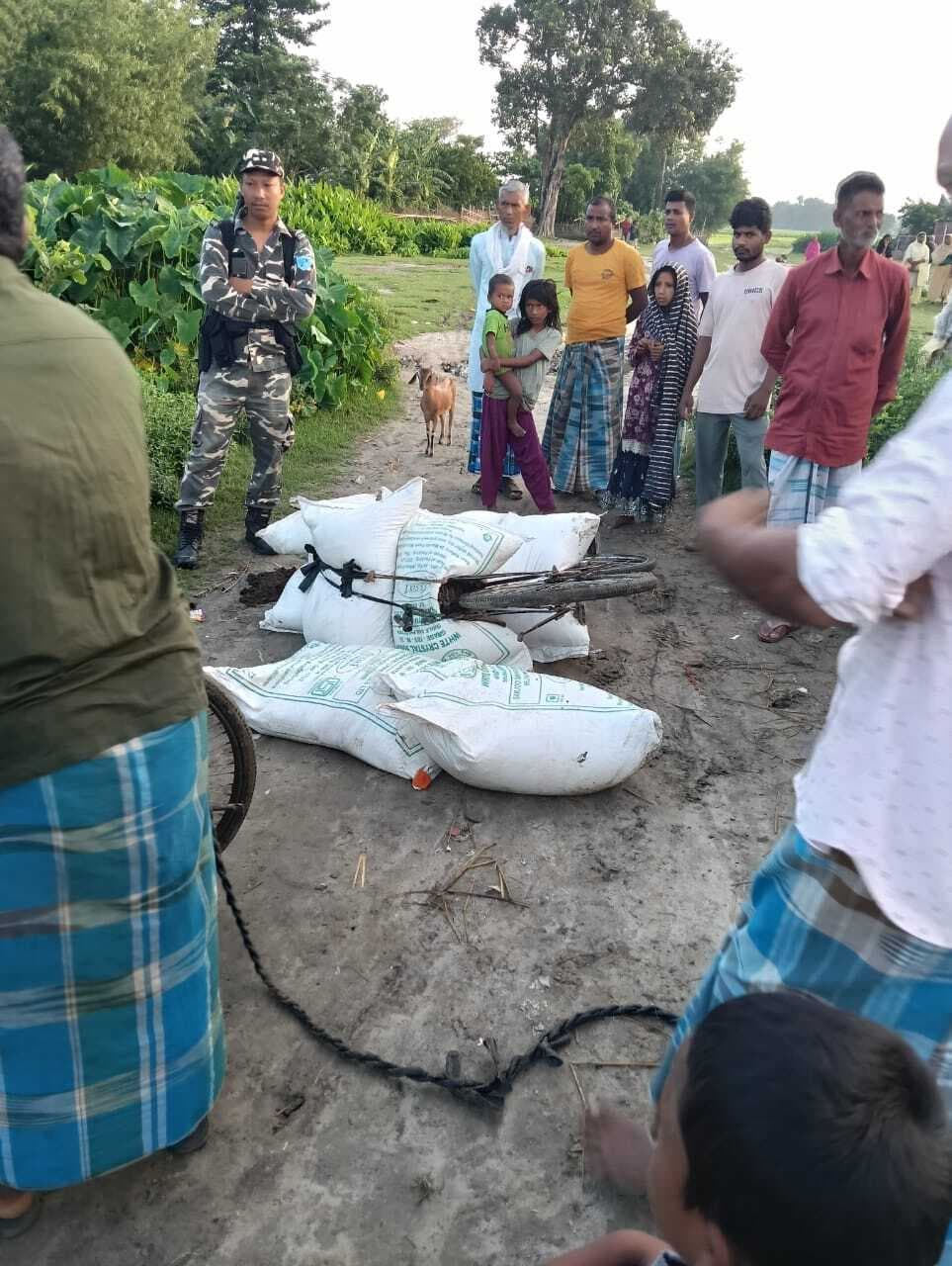 एसएसबी 52 वीं ने तस्करी का 14 बोरी चीनी के एक को किया गिरफ्तार प्रतिनिधि,कुर्साकांटा_मंगलवार को एसएसबी 52 वीं बीओपी लैलोखर ने भारतीय क्षेत्र से तस्करी के उद्देश्य से ले जा रहे चीनी के साथ एक तस्कर व एक बाइक बरामद करने में सफलता मिली. बीओपी कमांडर सहायक कमांडेंट मोहित भार्गव ने बताया कि मंगलवार की सुबह पीलर संख्या 170/1 के निकट नाका गश्ति के दौरान तीन संदिग्ध व्यक्ति को कुछ सामान लेकर जाते देखा. जिसमें एक व्यक्ति बाइक से तो दो साइकिल पर सवार था. जिसमें चीनी की बोरी लदी थी. संदेह के आधार पर जब नाका गश्ति में शामिल जवानों ने रुकने कहा तो साइकिल सवार साइकिल व चीनी का बोरी छोड़कर नेपाल तरफ भागने में सफल रहा. वहीं बाइक पर चीनी लेकर जा रहे युवक को गिरफ्तार कर लिया गया. जिसमें दो साइकिल, 14 बोरी चीनी के साथ एक युवक को गिरफ्तार कर लिया गया. सहायक कमांडेंट ने बताया कि तस्करी का चीनी के साथ गिरफ्तार नेपाली नागरिक जहदा गांव जिला मोरंग निवासी करण कुमार मुखिया(24) को बरामद चीनी व बाइक के साथ बीओपी लाया गया. जहां से कागजी प्रक्रिया पूर्ण करते हुए बरामद चीनी समेत गिरफ्तार युवक का मेडिकल जांच के बाद कस्टम कार्यालय फारबिसगंज भेज दिया गया. कार्रवाई में उप निरीक्षक रामानंद चौहान, मुख्य आरक्षी दिलीप कुमार, आरक्षी मरुराम सैनी सहित अन्य जवान शामिल रहे. इधर कमांडेंट महेंद्र प्रताप ने बताया कि सीमा पर तस्करों के विरुद्ध सख्त कार्रवाई की जा रही है.