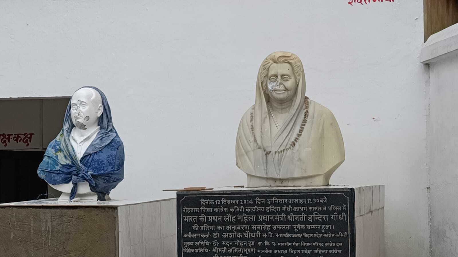 पूर्व पीएम इंदिरा गांधी व पूर्व मंत्री पं. गिरीश नारायण मिश्र की तोड़ी प्रतिमा