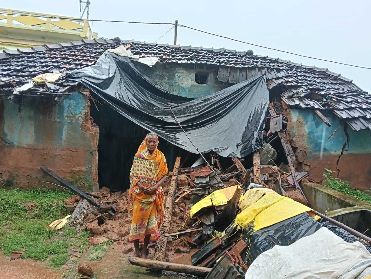 भारी बारिश से धान के खेत हुए जलमग्न, कई कच्चे मकान गिरे