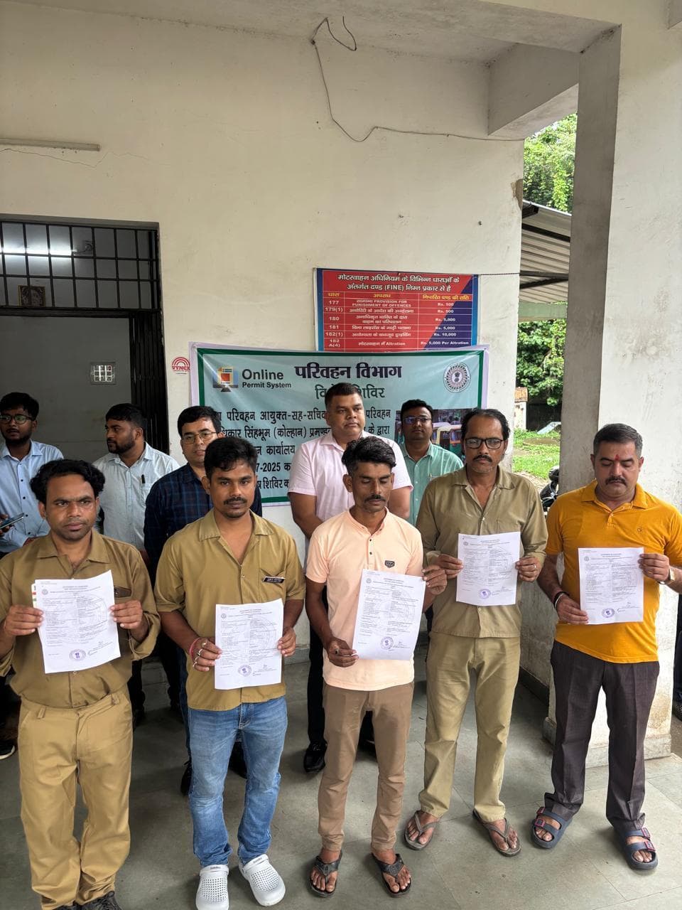 Jamshedpur News : डीटीओ कार्यालय ने कैंप लगाकर 24 ऑटो रिक्शा का जारी किया परमिट