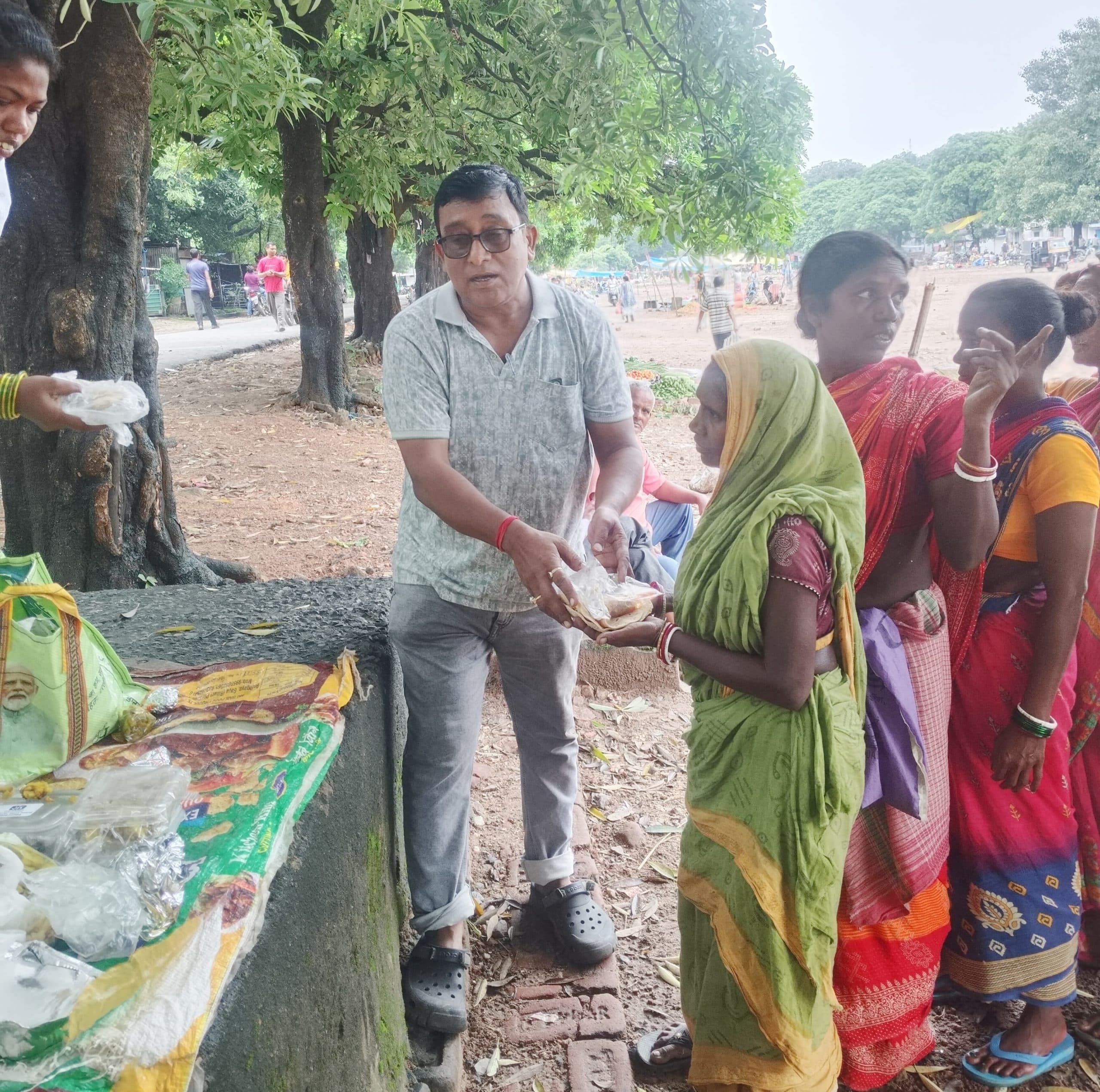 Jamshedpur News : मानगो व साकची में सब्जी विक्रेताओं के बीच खाना का किया वितरण