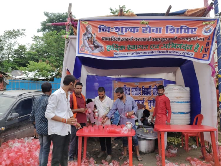 विद्यार्थी परिषद कार्यकर्ताओं ने श्रद्धालुओं को पिलाई शरबत