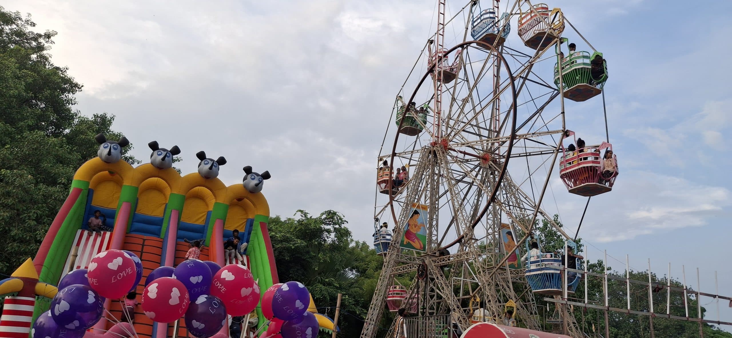 श्रद्धालुओं की उमड़ी भीड़, मेले में दिखा उत्सव का रंग