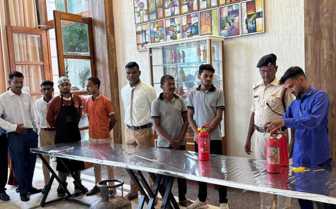 मॉकड्रिल कर आग से बचाव व सुरक्षा की दी जानकारी