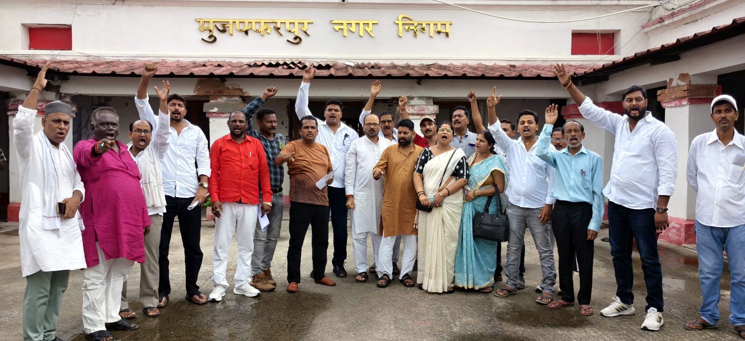 महापौर के खिलाफ पार्षदों ने खोला मोर्चा, अनिश्चितकालीन धरना शुरू