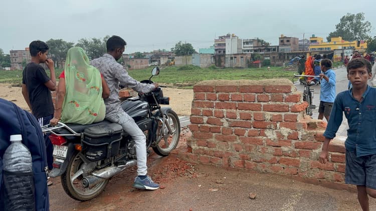 ग्रामीणों के सब्र का बांध टूटा, बरमसिया पुल पर प्रशासन की खड़ी की गयी दीवार को तोड़ा