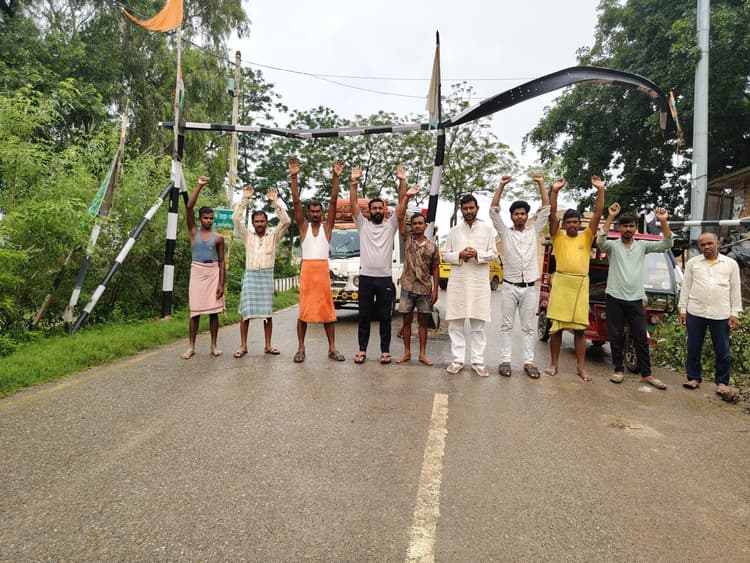 बेरिकेडिंग तोड़ने पर ग्रामीणों ने किया प्रदर्शन