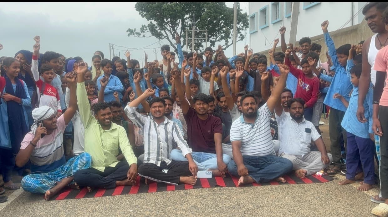 विद्यालय बाउंड्री के संपर्क में आया बिजली का नंगा तार, टला बड़ा हादसा