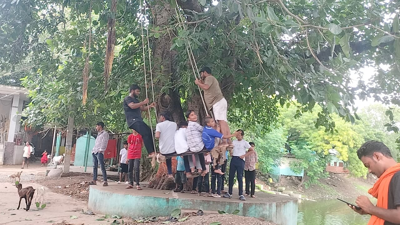 kaimur News : लावा व दूध से नाग देवता की पूजा कर मांगा आशीर्वाद