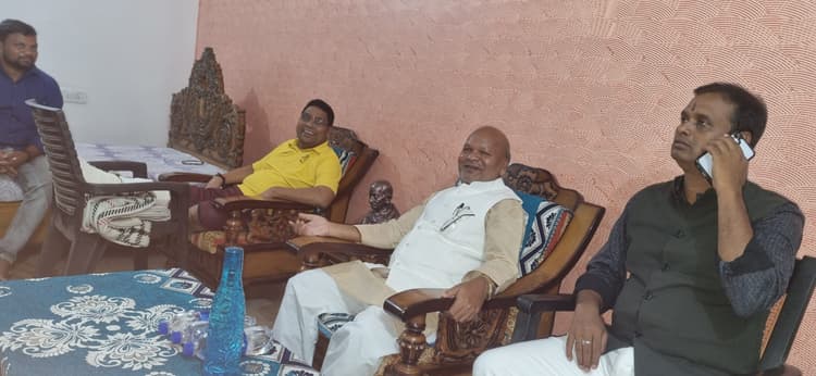 प्रभारी मंत्री रत्नेश सदा ने लिया झाझा विधायक का हाल-चाल