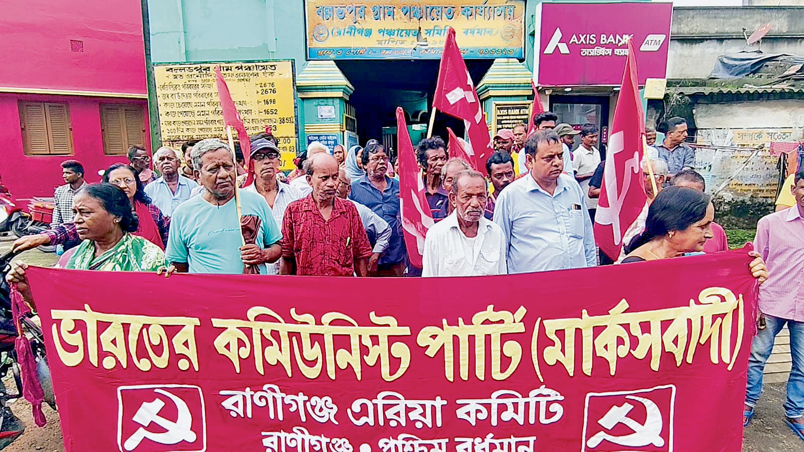 100 दिनों के काम व आवास योजना के लाभ के लिए माकपा का प्रदर्शन